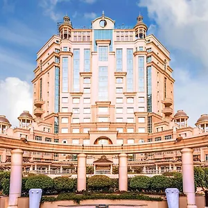 Отель Swissotel Al Murooj, Дубай